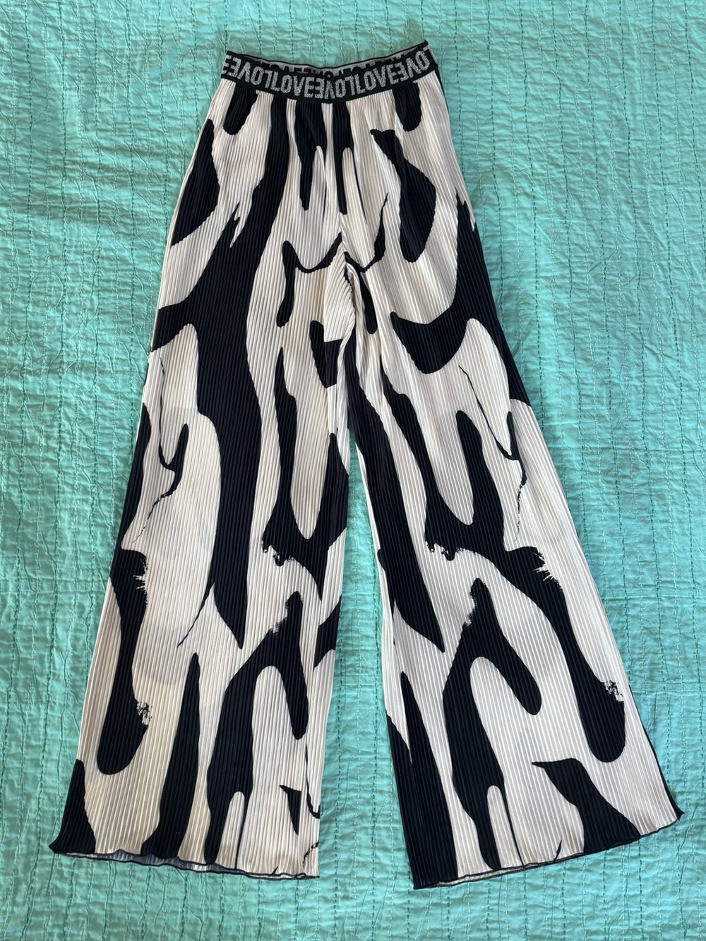 Black and White unique pattern pleated wide leg pants.